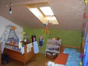 Bild 19: Kunterbuntes Kinderzimmer mit Türen zum Estrich-Schlupf im Kniestock