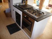 Bild 13: Der Kochbereich mit dem Gasherd und der Holzherdfeuerung