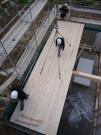 Bild 1: Bereits die Kellerdecke wird in Massivholz (Brettstapel) erstellt. So wohnt man nicht auf Beton und das Holz dämmt die Decke bereits.