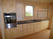 Bild 18: Die Küche ist aus Fichte gefertigt und passt hervorragend zur Holzkonstruktion.