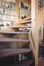 Bild 20: Der Treppenbereich mit der offenen Bücherwand verleiht dem kleinen Grundriss eine grosszügige, helle Weite.