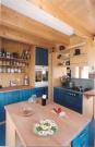 Bild 21: Die Vollholzküche ist in Tanne gefertigt und z.T. blau lasiert.