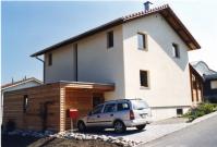 Bild 3: Garage mit Lärchenholz-Stülpschalung / Hausfassaden mit Kalkverputz und Mineralfarbe